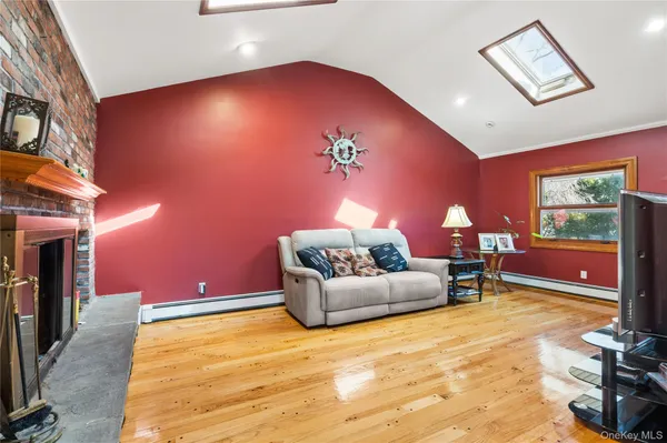 $875,000 | 6 Edcris Lane, Huntington, NY 11743