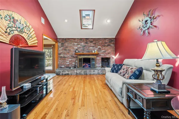 $875,000 | 6 Edcris Lane, Huntington, NY 11743