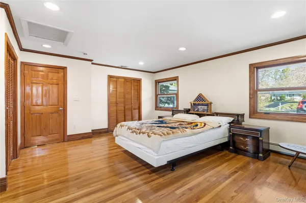 $875,000 | 6 Edcris Lane, Huntington, NY 11743