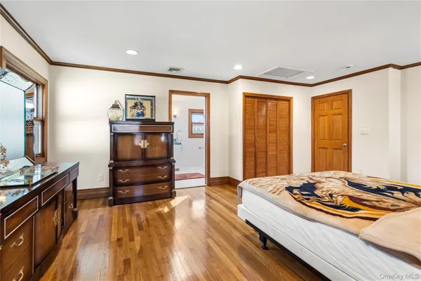 $875,000 | 6 Edcris Lane, Huntington, NY 11743