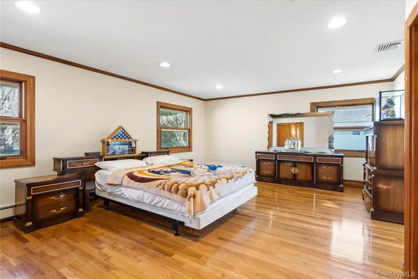 $875,000 | 6 Edcris Lane, Huntington, NY 11743