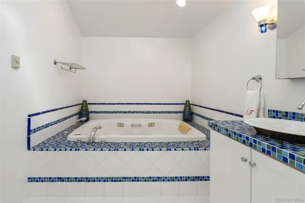 $875,000 | 6 Edcris Lane, Huntington, NY 11743