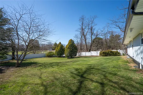 $875,000 | 6 Edcris Lane, Huntington, NY 11743