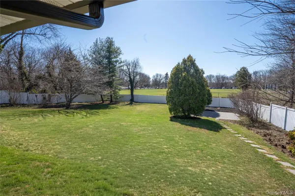 $875,000 | 6 Edcris Lane, Huntington, NY 11743