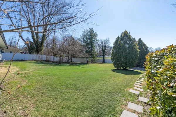 $875,000 | 6 Edcris Lane, Huntington, NY 11743