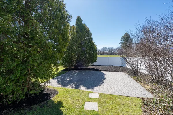 $875,000 | 6 Edcris Lane, Huntington, NY 11743