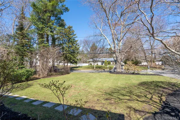 $875,000 | 6 Edcris Lane, Huntington, NY 11743