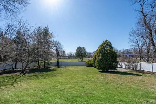 $875,000 | 6 Edcris Lane, Huntington, NY 11743