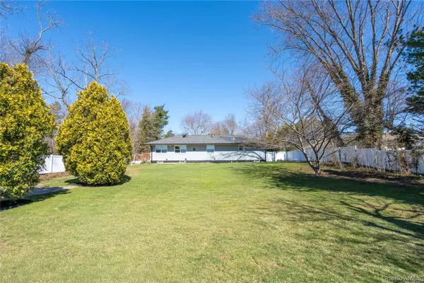 $875,000 | 6 Edcris Lane, Huntington, NY 11743