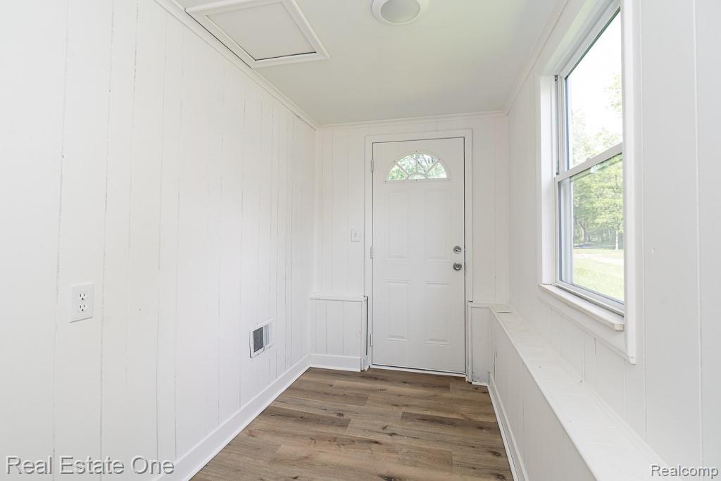 1056 Adams Road Burton, MI 48509 - Photo 20 of 29 Mudroom off the back door