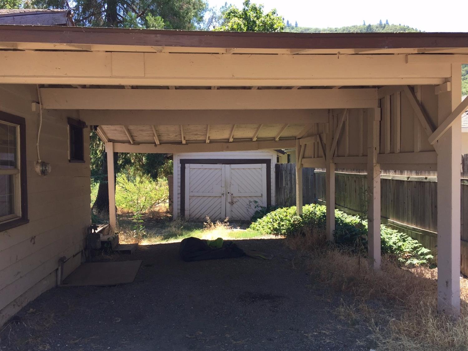 465 Riverside Avenue Gold Hill, OR 97525 - Photo 2 of 26 a front view of a house with garden