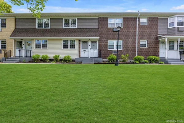 $399,999 | 5205 Wilshire Lane, Unit 5205, Oakdale, NY 11769