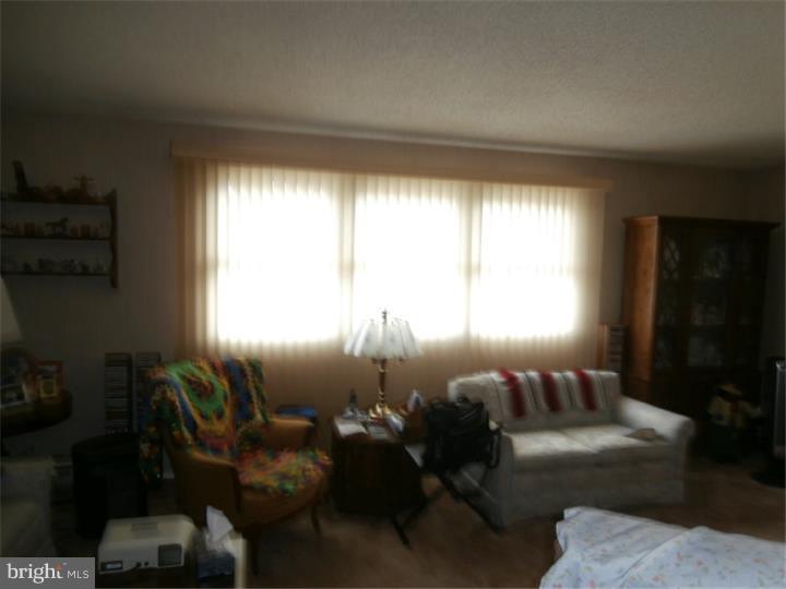 422 Densmore Road Philadelphia, PA 19116 - Photo 4 of 11 Gallery Image 4