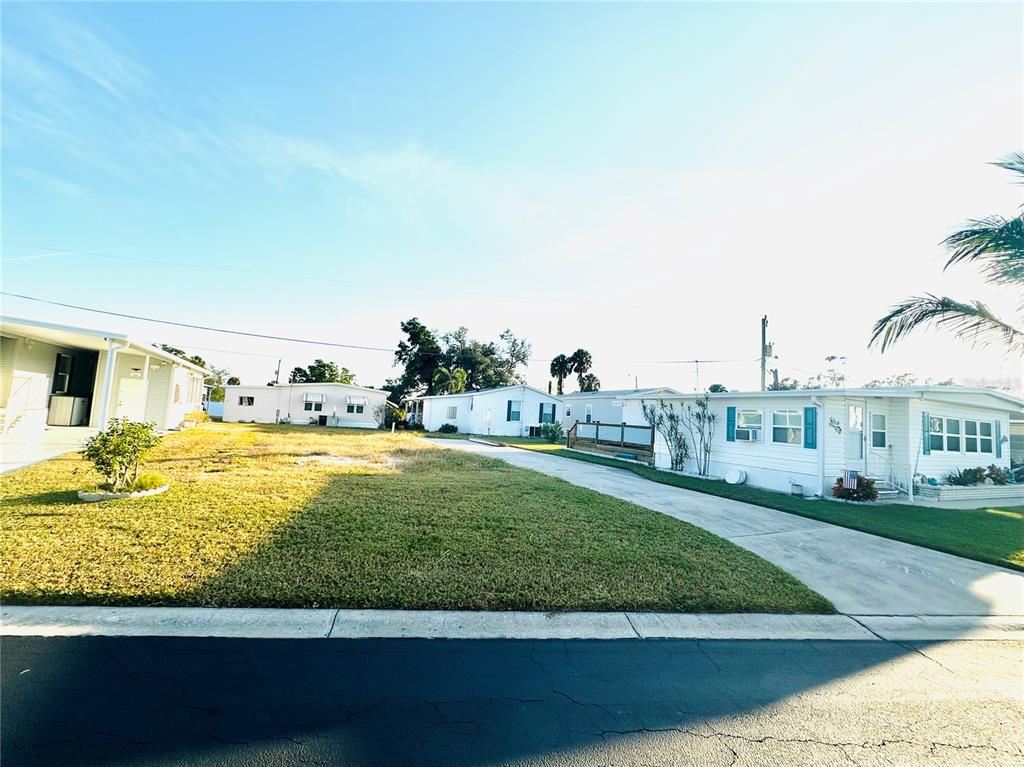 522 Centre Street Palmetto, FL 34221 - Photo 2 of 4 a view of a swimming pool with an outdoor seating