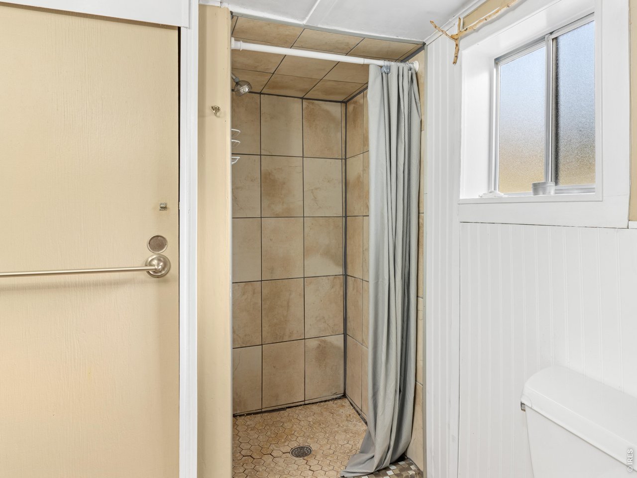 2242 Eagle Cliff Road Estes Park, CO 80517 - Photo 14 of 22 a bathroom with a shower