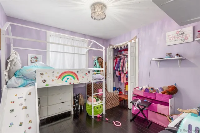 a view of livingroom with furniture