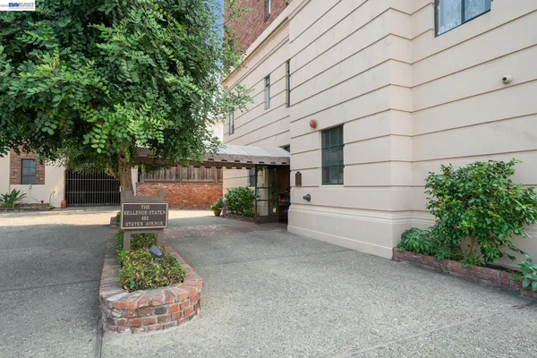 $849,000 | 492 Staten Avenue, Unit 1002, Oakland, CA 94610