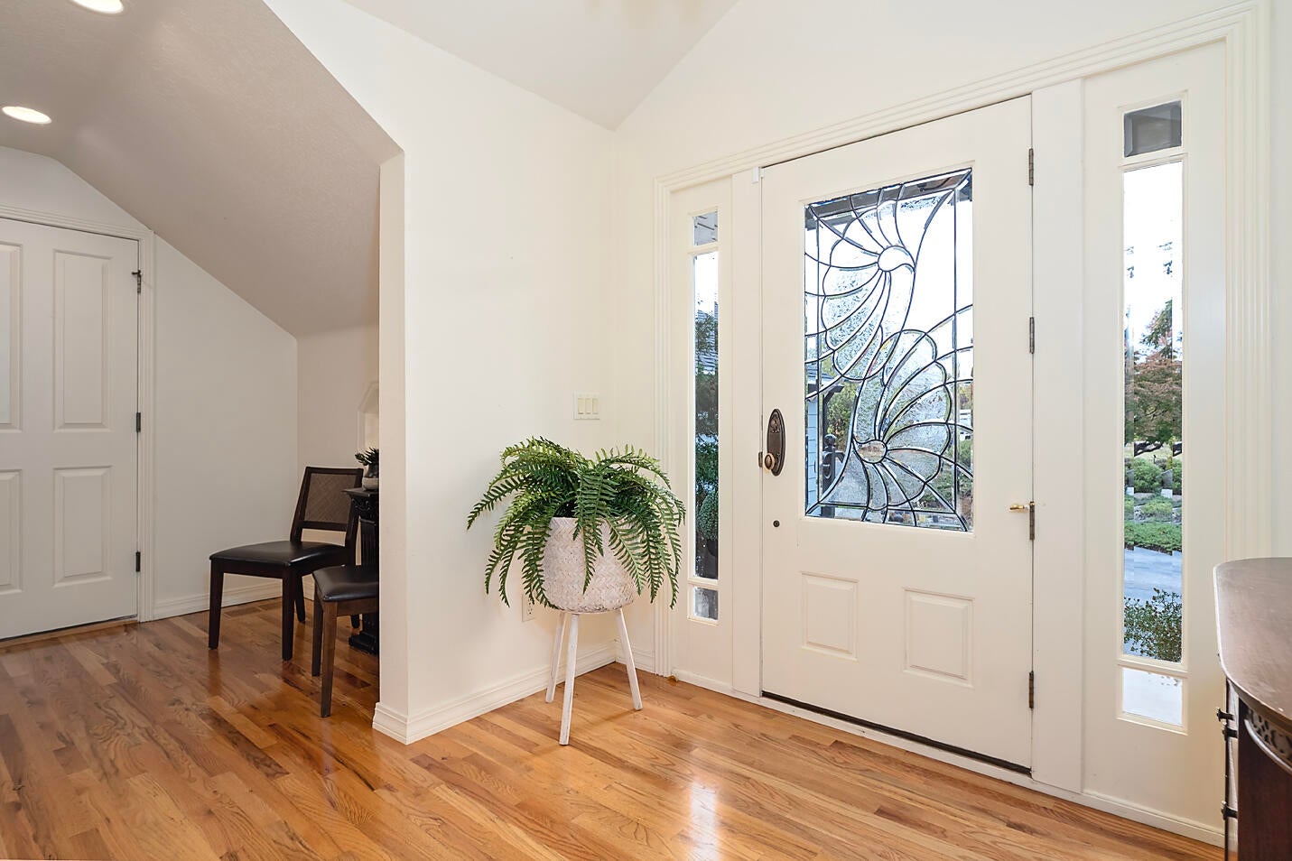250 Maple Street Central Point, OR 97502 - Photo 2 of 54 Entry