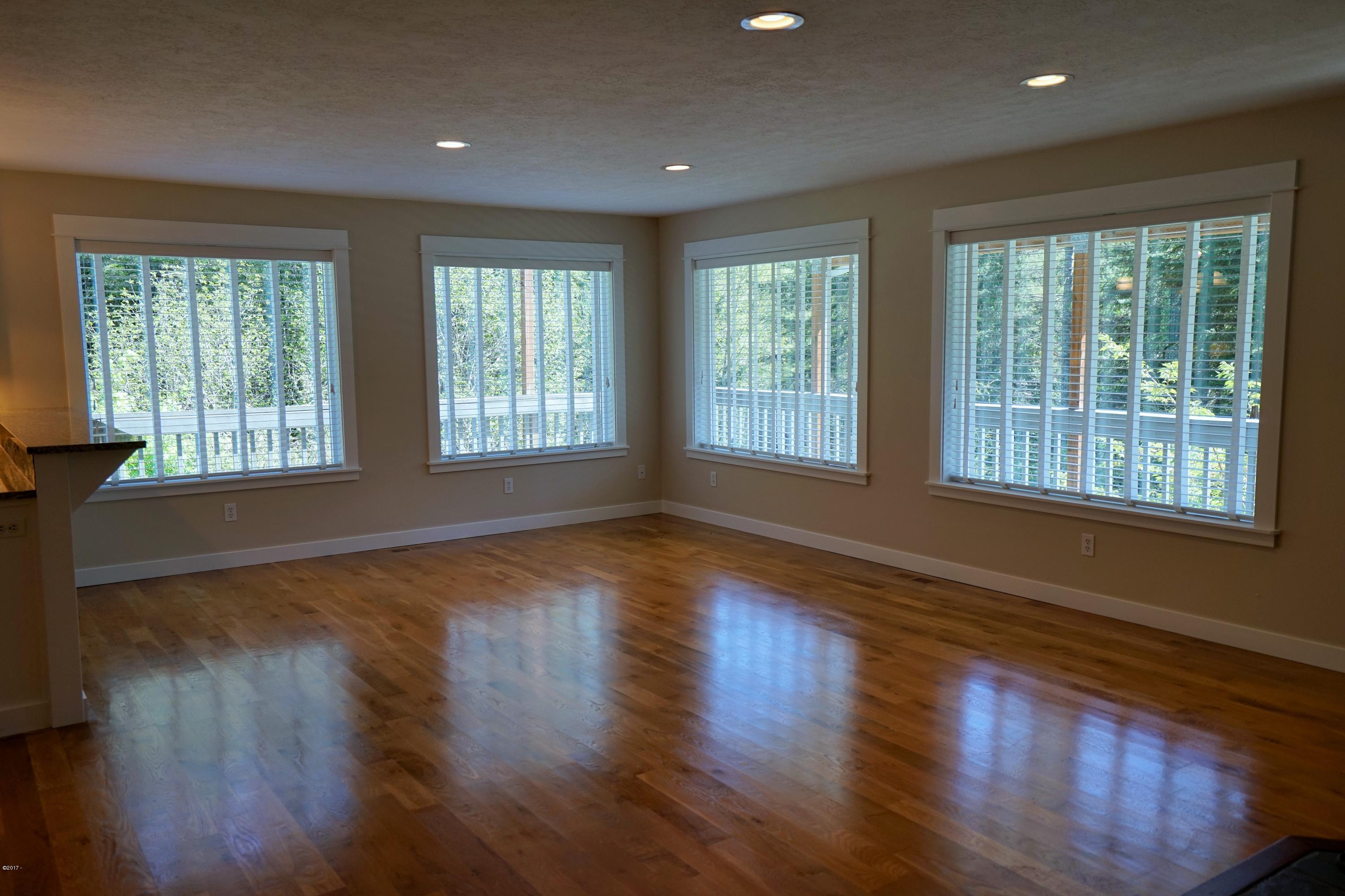 372 Fruitvale Road Newport, OR 97365 - Photo 5 of 31 Great Room