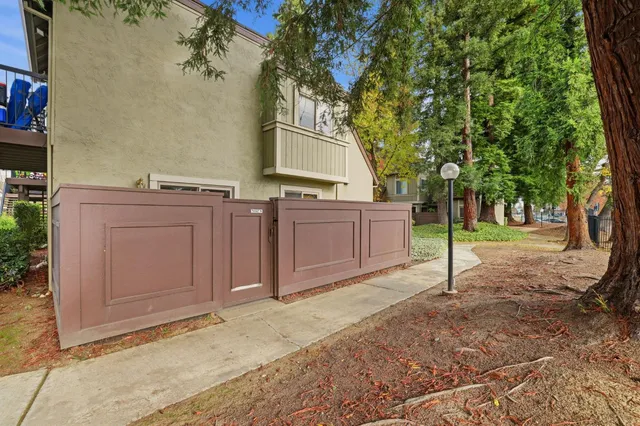 a view of a backyard