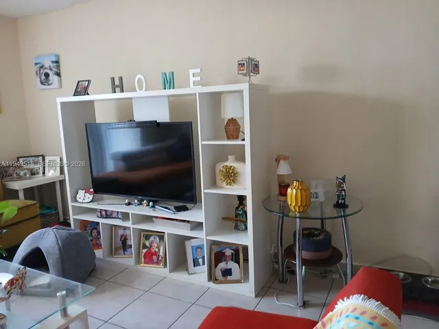 $2,000 | 606 West 81st Street, Unit 402, Hialeah, FL 33014