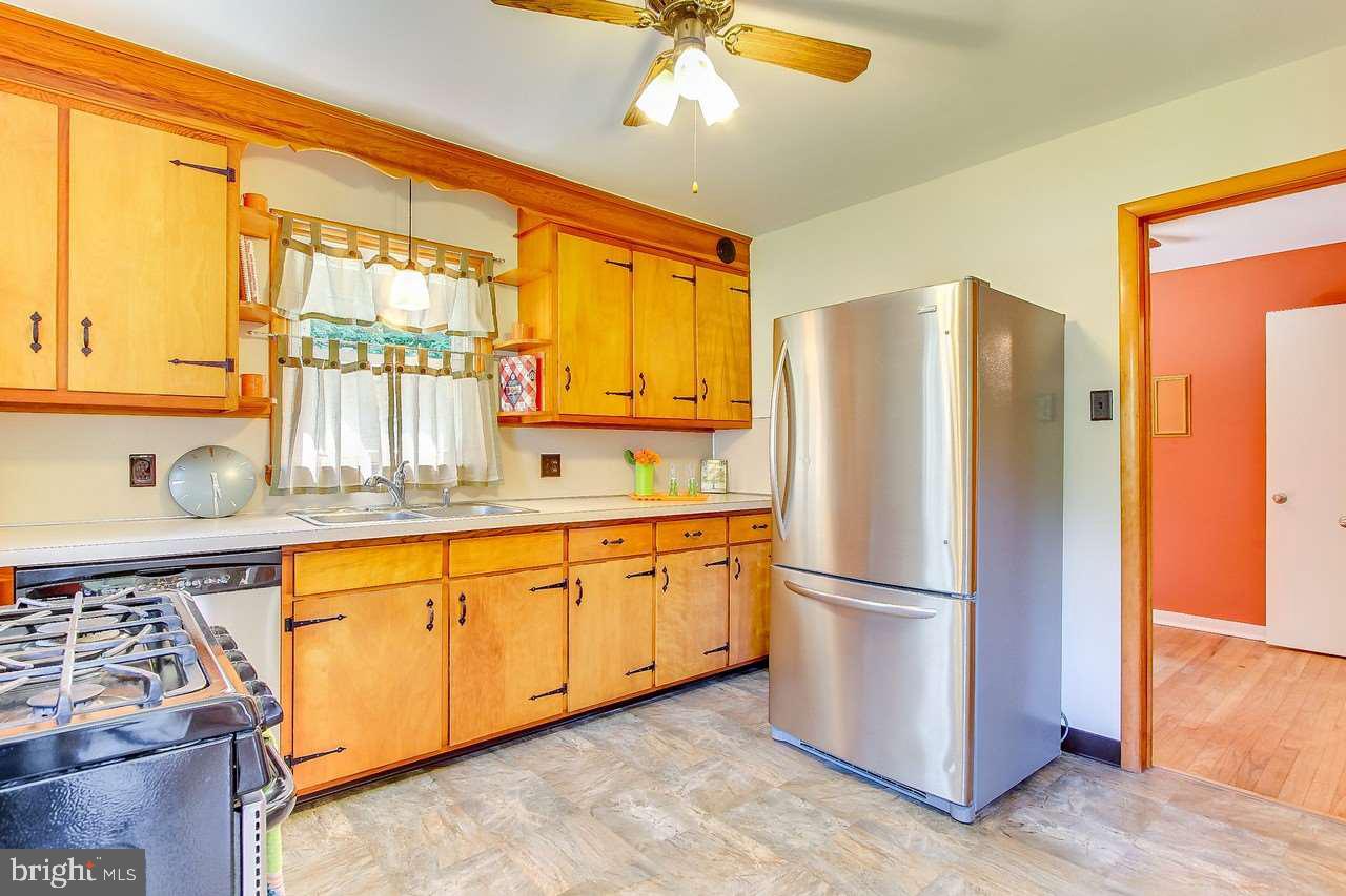 2185 Fineview Road York, PA 17406 - Photo 8 of 25 Gallery Image 8