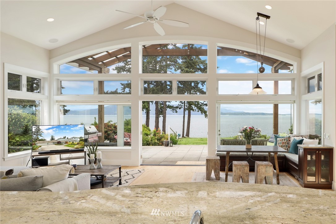 530 Bayside Road Bellingham, WA 98225 - Photo 14 of 40 a living room with furniture