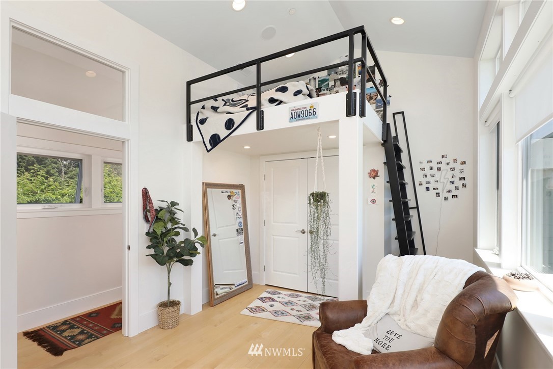 530 Bayside Road Bellingham, WA 98225 - Photo 27 of 40 a living room with furniture and flowers
