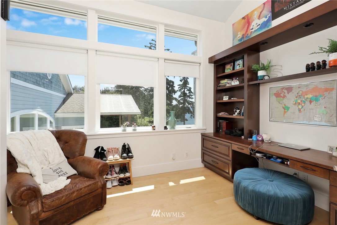 530 Bayside Road Bellingham, WA 98225 - Photo 29 of 40 a living room with furniture and a window