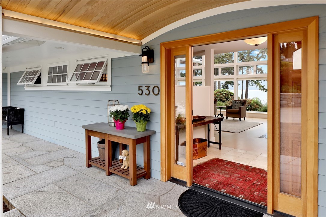 530 Bayside Road Bellingham, WA 98225 - Photo 4 of 40 a room with table and chairs