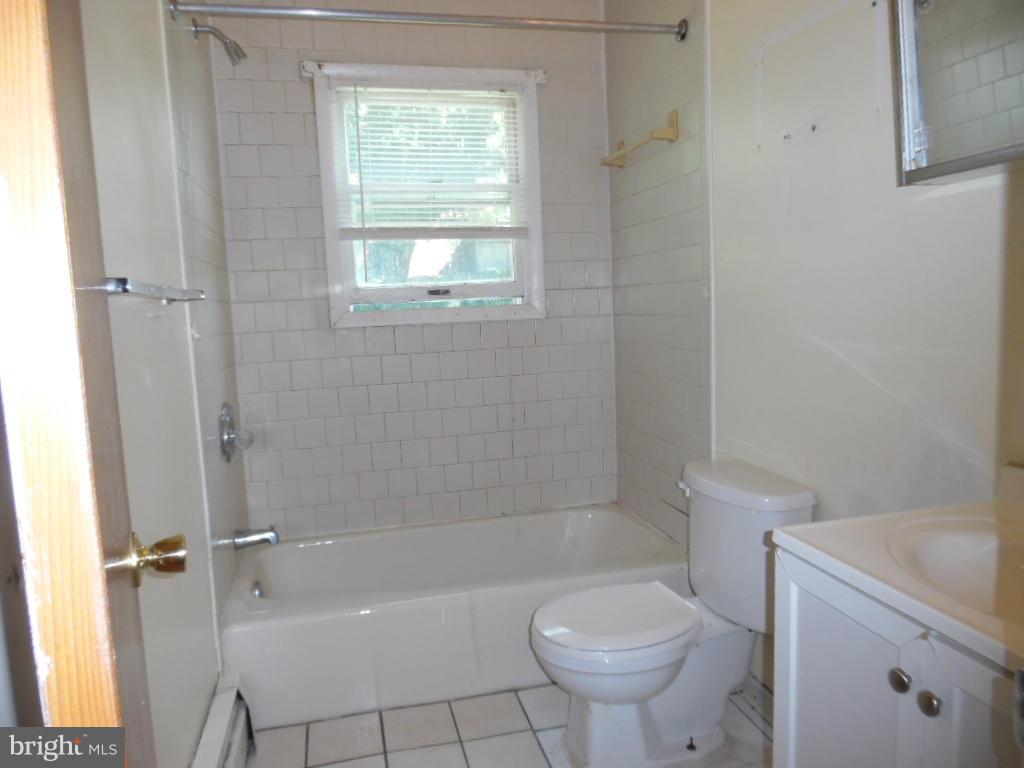 6914 German Hill Road Baltimore, MD 21222 - Photo 11 of 28 a bathroom with a bathtub toilet and sink