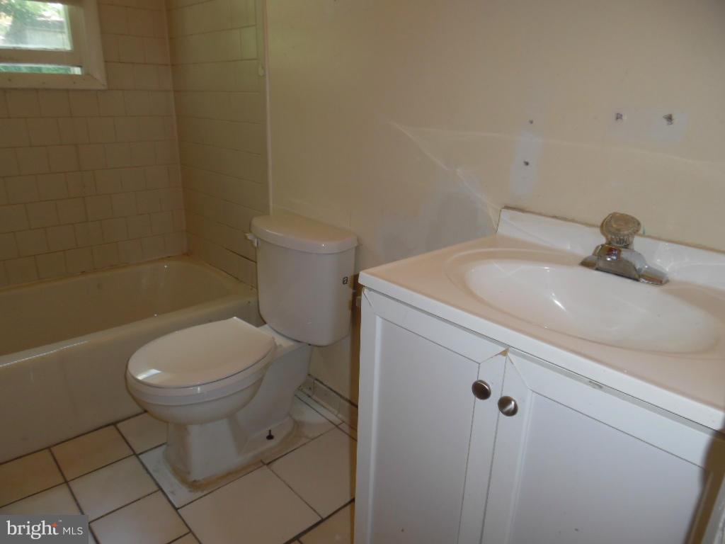 6914 German Hill Road Baltimore, MD 21222 - Photo 12 of 28 a bathroom with a sink toilet and shower