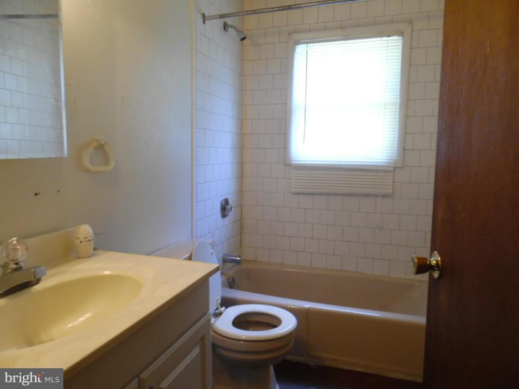 6914 German Hill Road Baltimore, MD 21222 - Photo 24 of 28 a bathroom with a sink and a bathtub