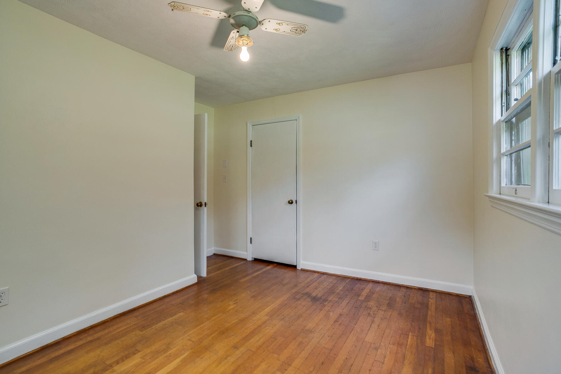 525 Cedar Valley Road Bristol, TN 37620 - Photo 16 of 27 018