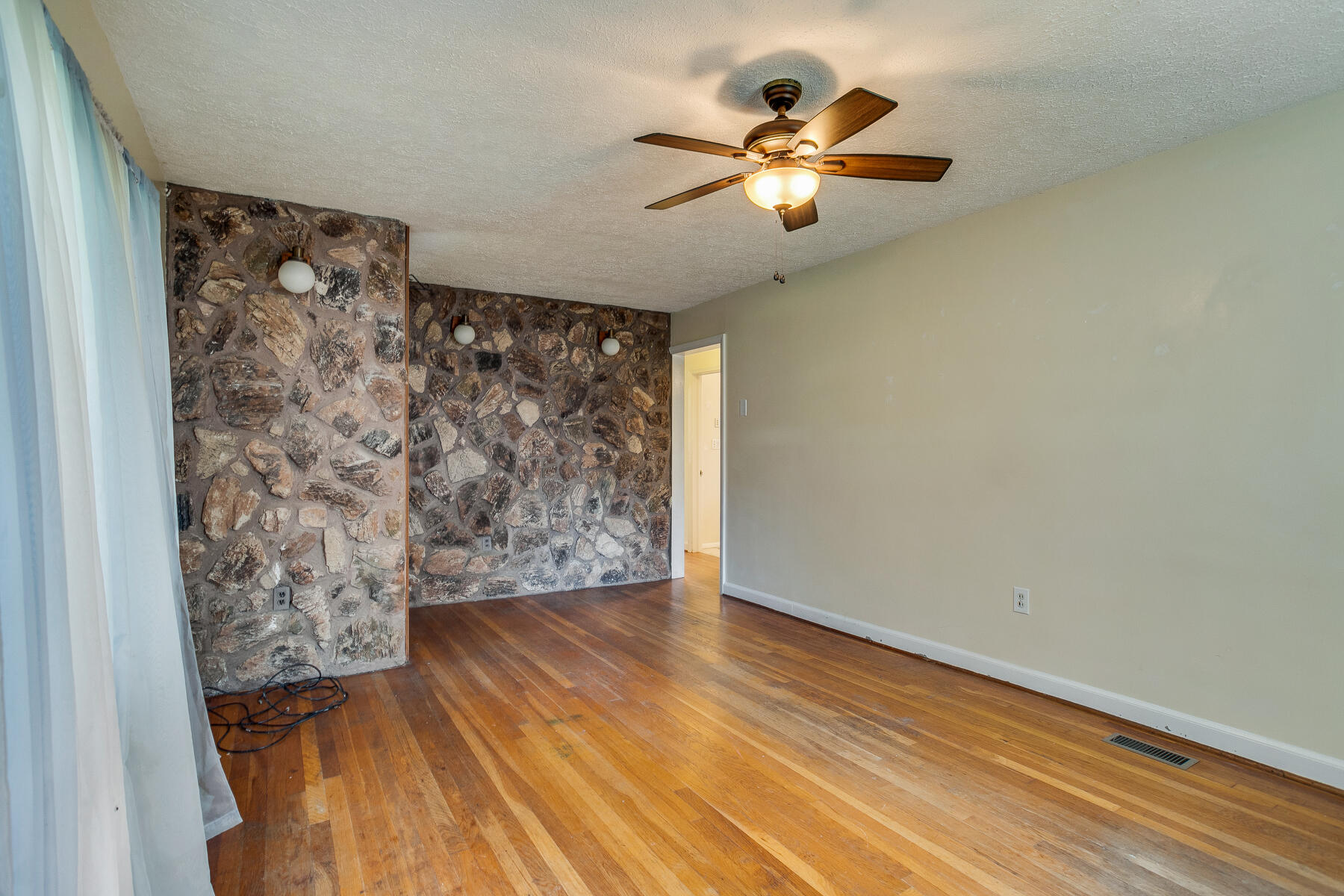 525 Cedar Valley Road Bristol, TN 37620 - Photo 6 of 27 008