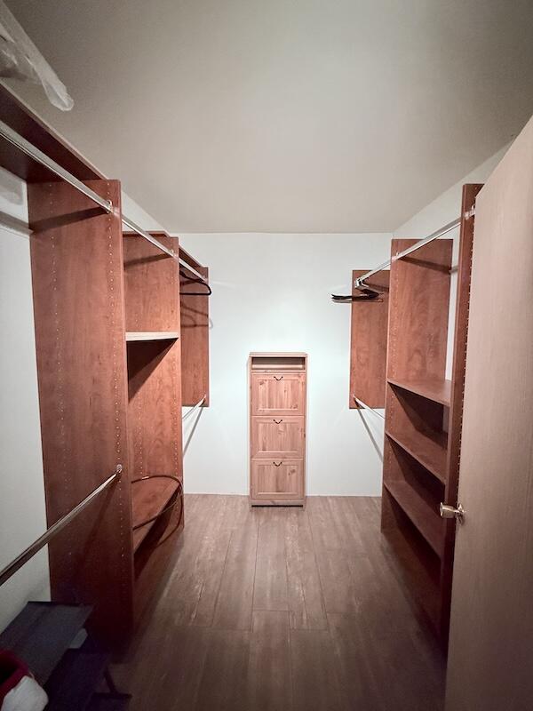 5183 North Oak Road Davison, MI 48423 - Photo 17 of 20 Primary Closet