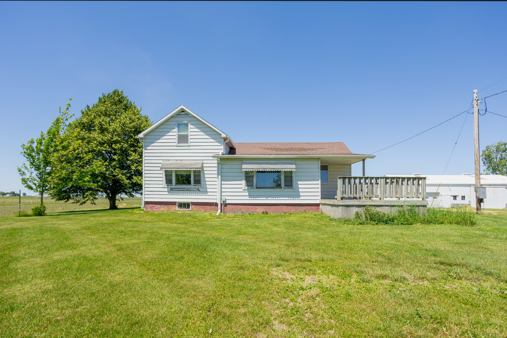 670 East 2300 North Road Danforth, IL 60930 - Photo 1 of 34 a front view of a house with a garden