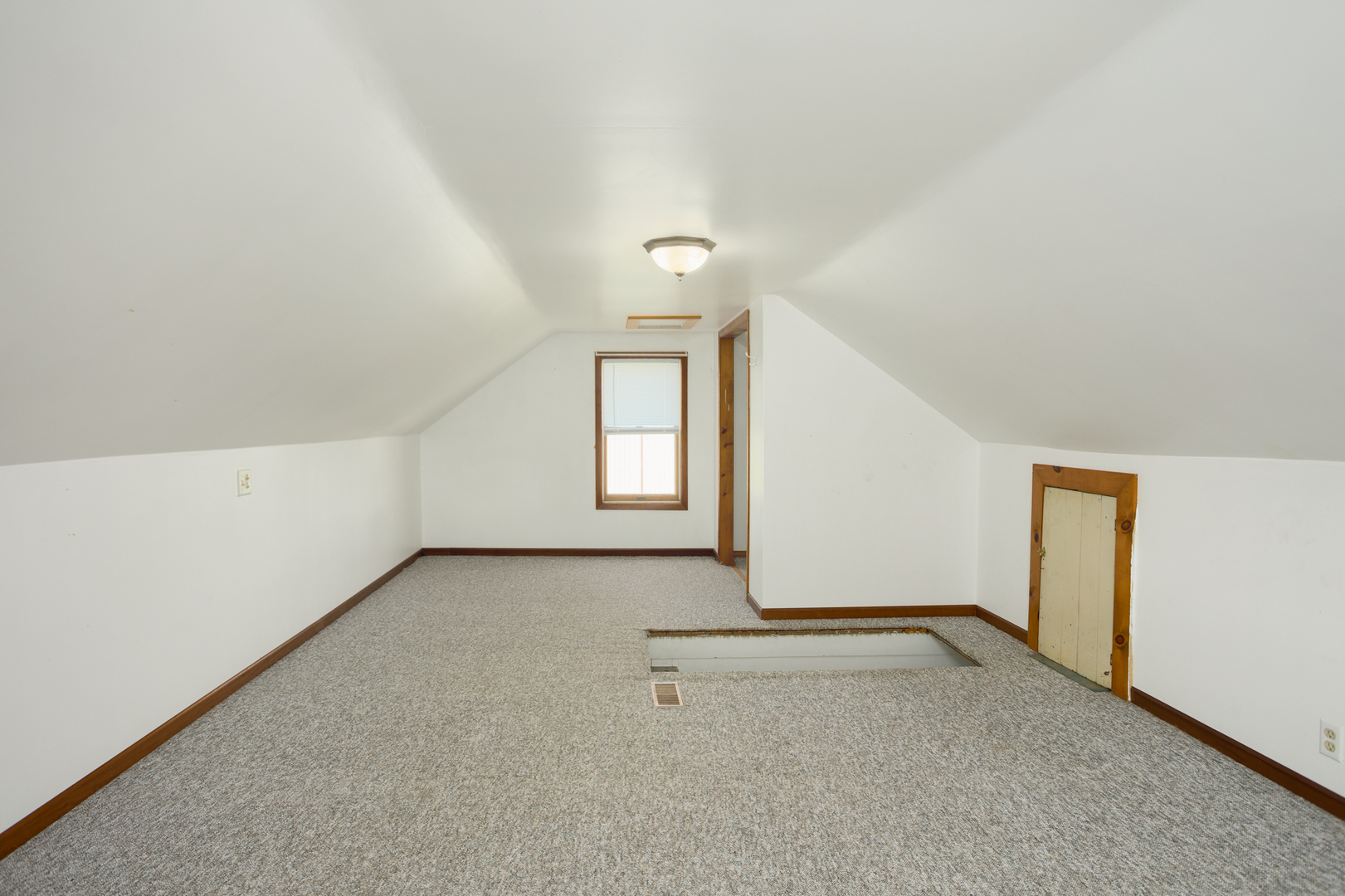 670 East 2300 North Road Danforth, IL 60930 - Photo 29 of 34 an empty room with windows