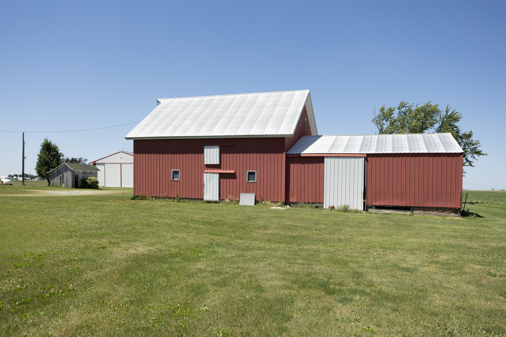 670 East 2300 North Road Danforth, IL 60930 - Photo 5 of 34 a house view with a garden space