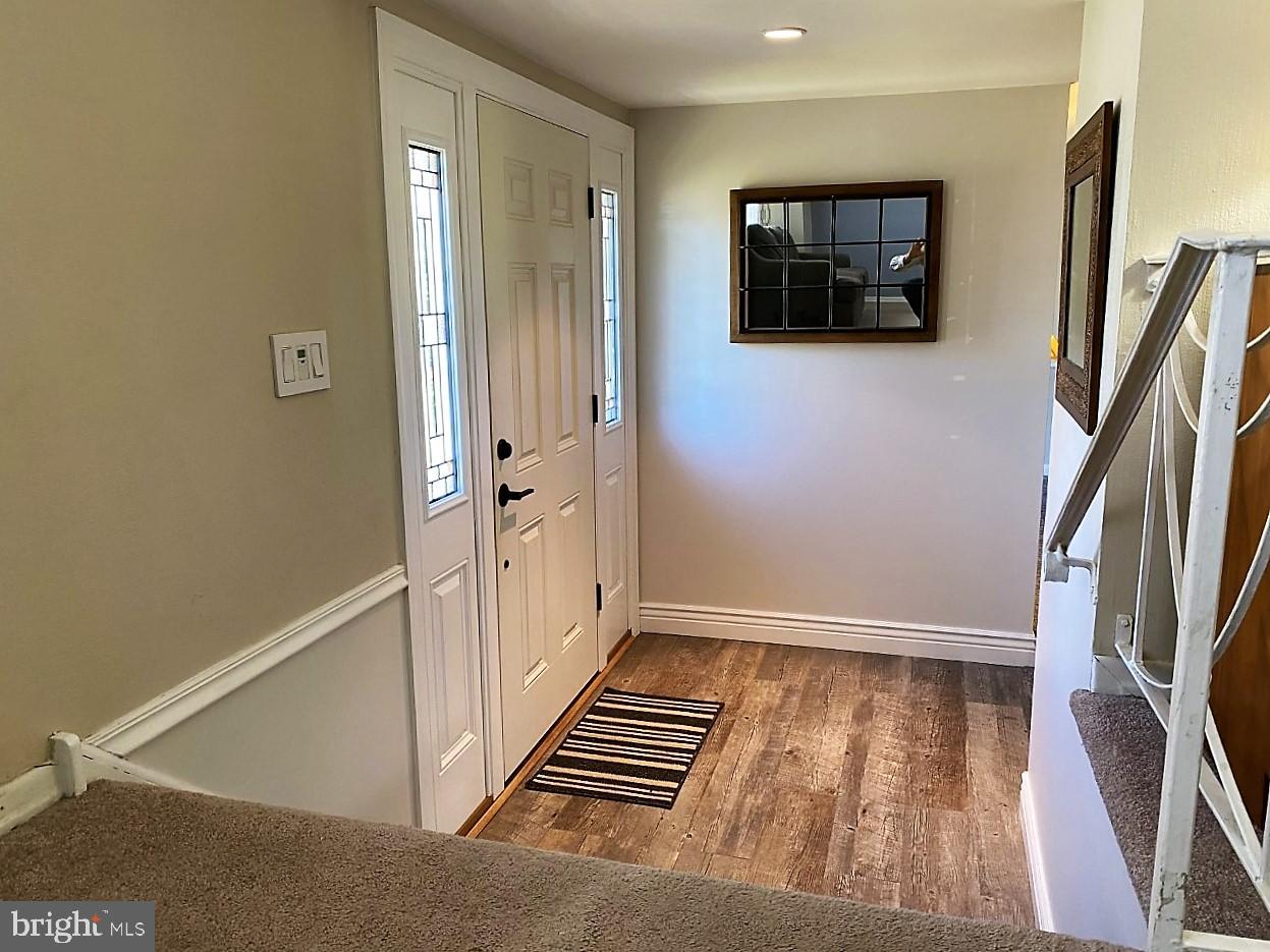 26 Flamingo Road Hatboro, PA 19040 - Photo 8 of 29 Foyer.