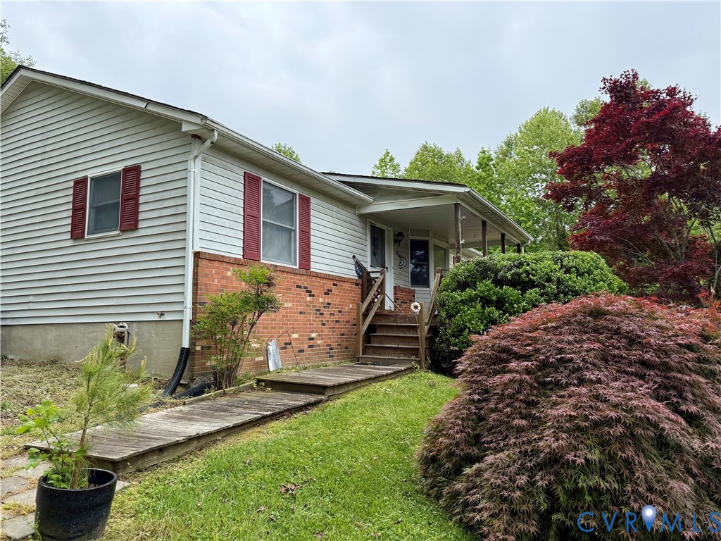 327 Gilbert Lane Kilmarnock, VA 22482 - Photo 3 of 38