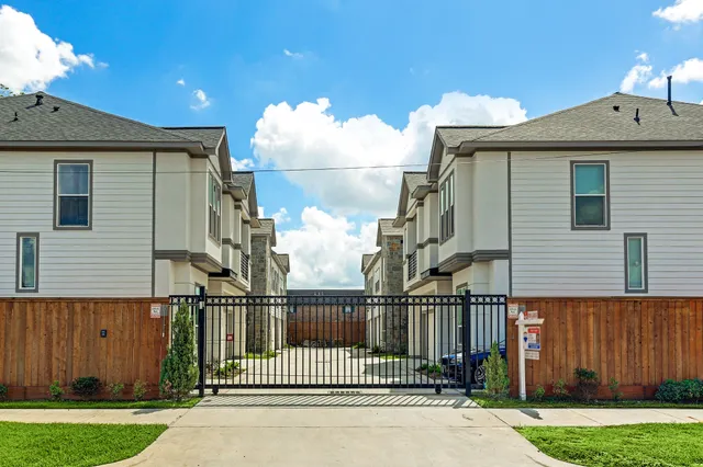 $2,500 | 4861 Benning Drive, Houston, TX 77035