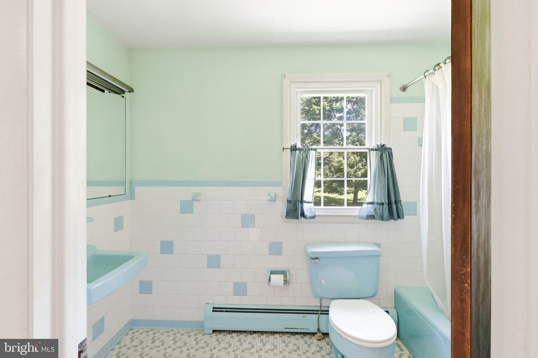 4308 Meadowcliff Road Glen Arm, MD 21057 - Photo 19 of 39 Upper 1 Hall bath - Full Bathroom #2
