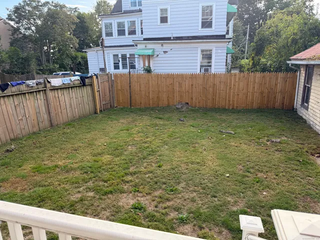 a view of a backyard