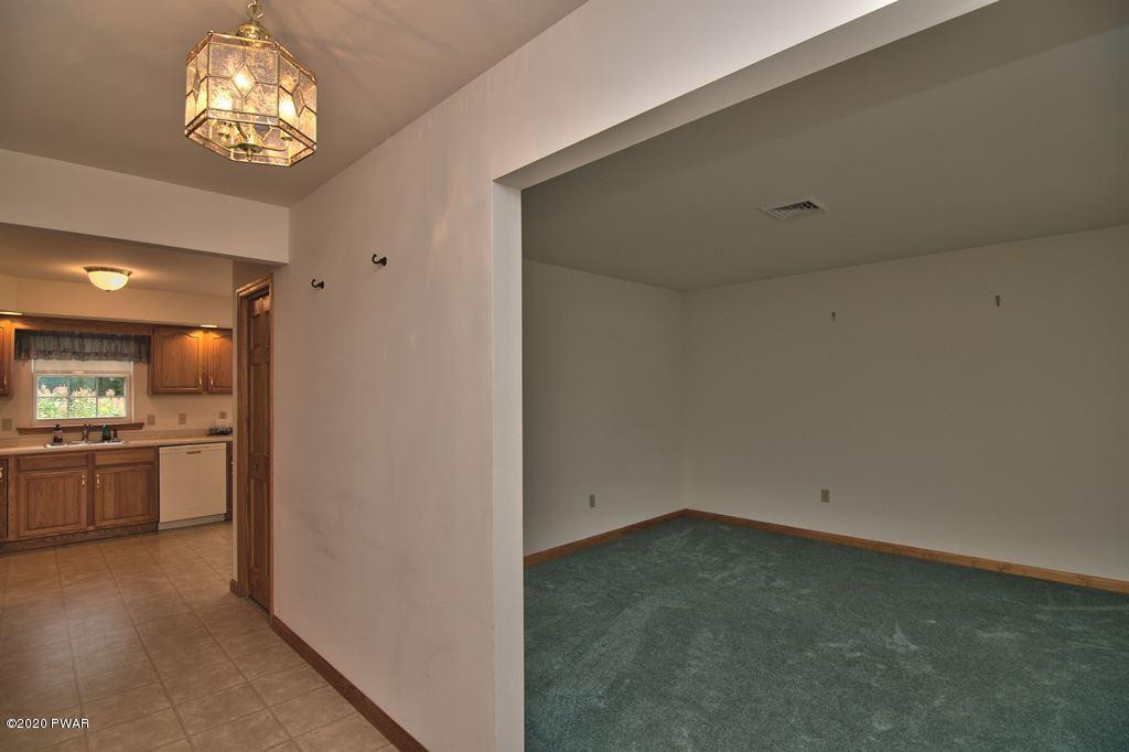 63 Callapoose Road Moscow, PA 18444 - Photo 10 of 73 Foyer/ Living Room
