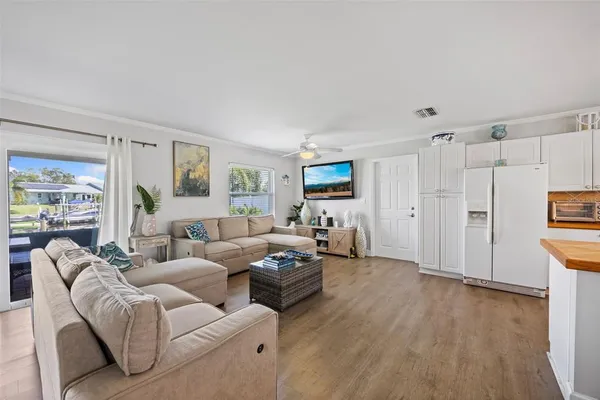 $3,850 | 3596 Beach Drive Southeast, St. Petersburg, FL 33705