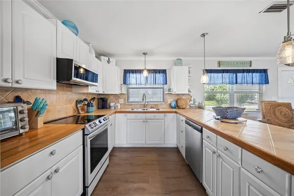 $3,850 | 3596 Beach Drive Southeast, St. Petersburg, FL 33705