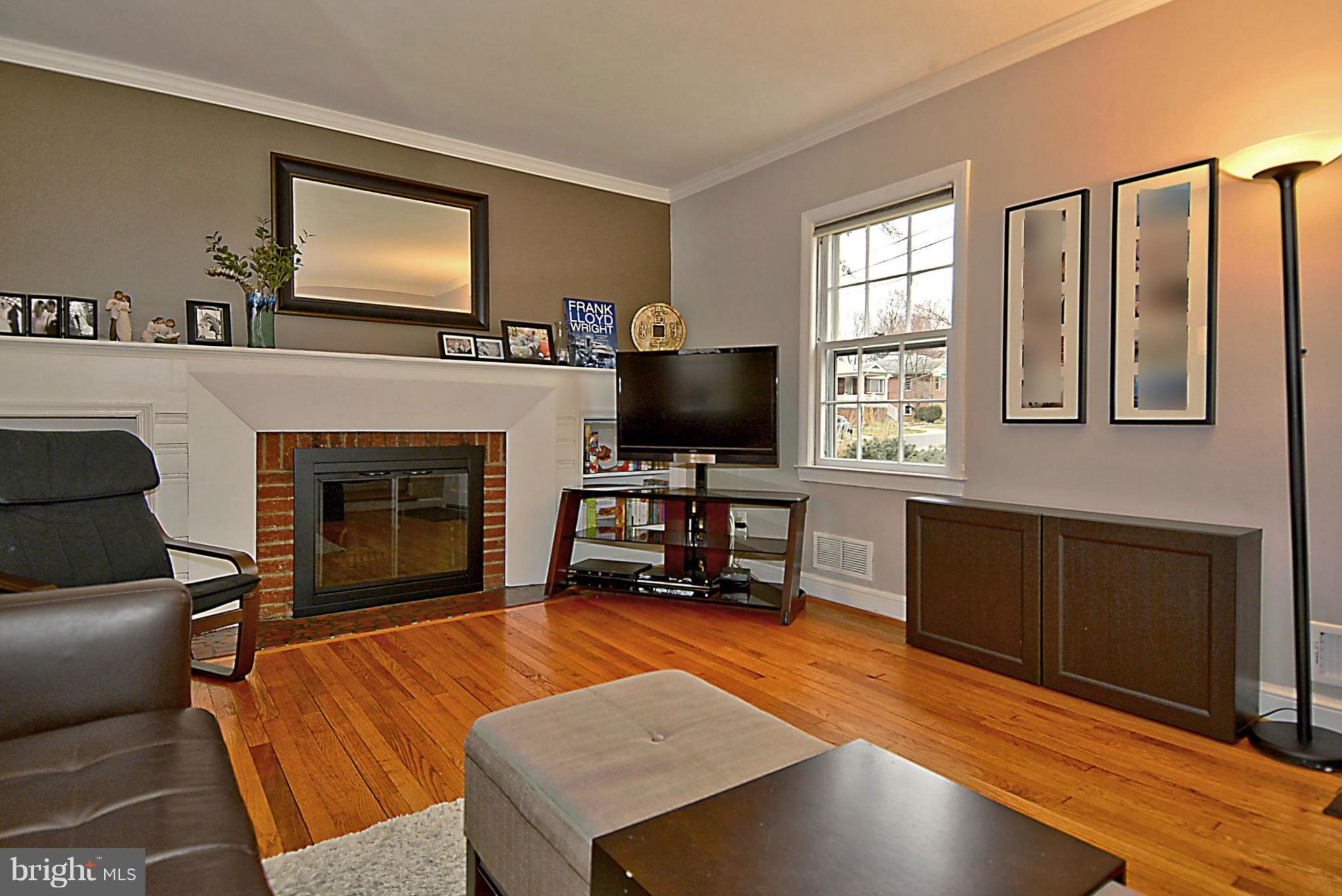 9510 Warren Street Silver Spring, MD 20910 - Photo 2 of 28 Living Room