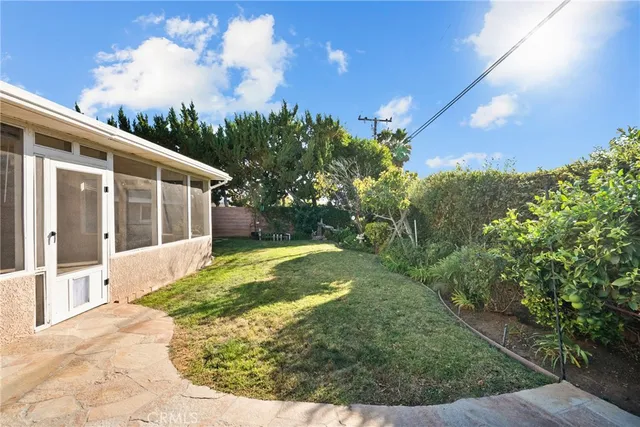 a view of a backyard