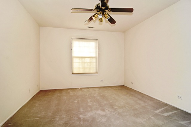 204 Maplebrook Court, Unit V2 Schaumburg, IL 60194 - Photo 7 of 13